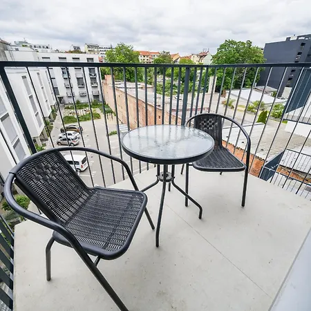 Street Center Apartment *